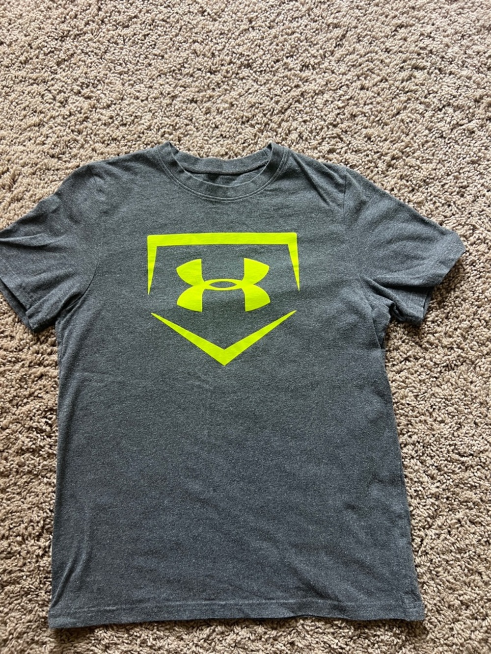 Under Armour Short-Sleeve Tee with baseball logo boys size medium